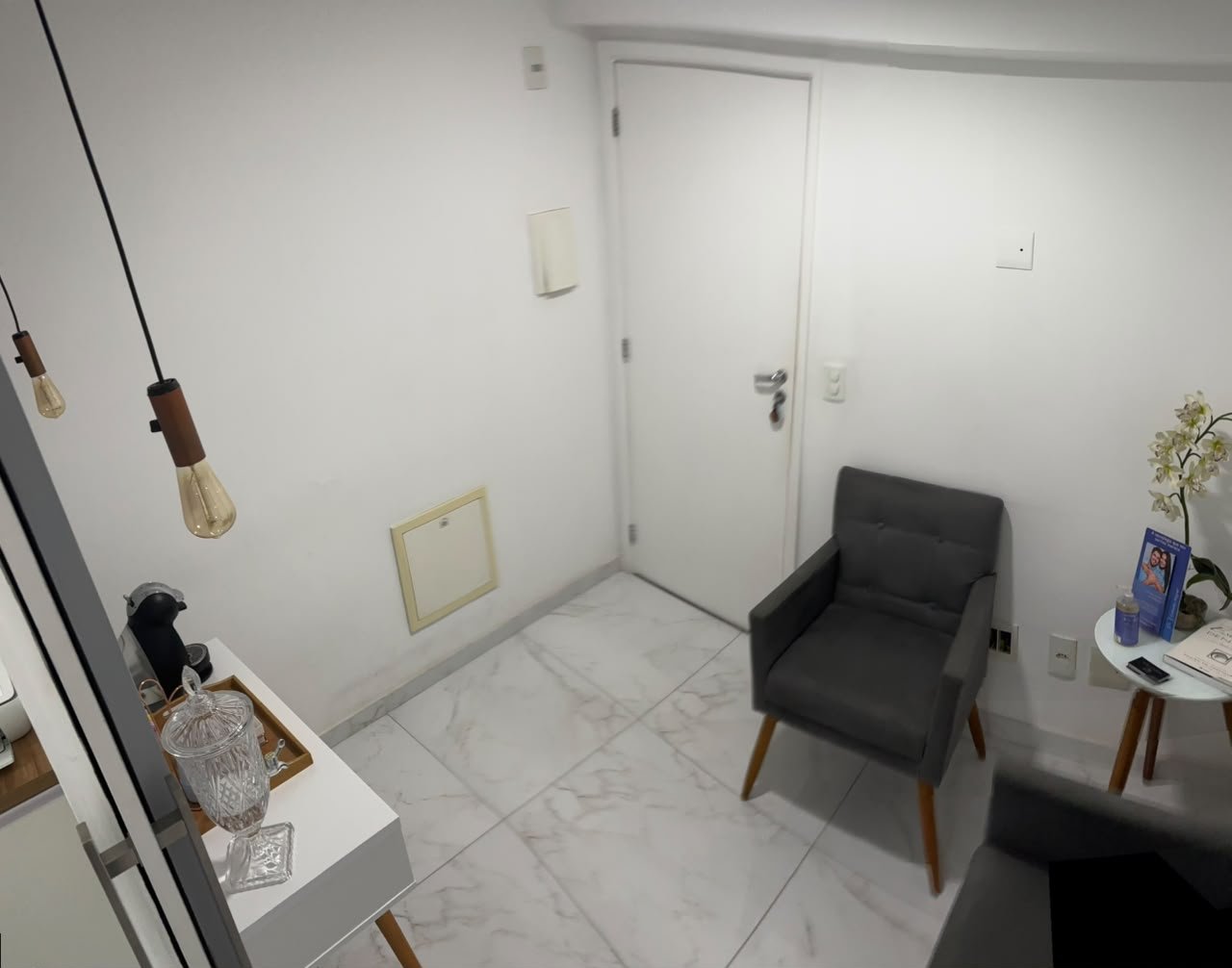 Recepção do consultório com poltronas e ambiente acolhedor