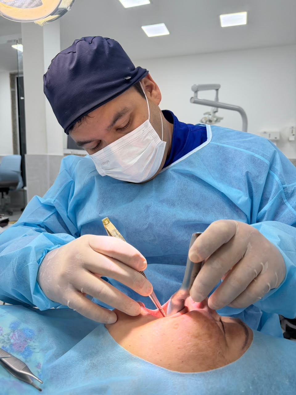 Dr. Marcos Calixto durante atendimento odontológico